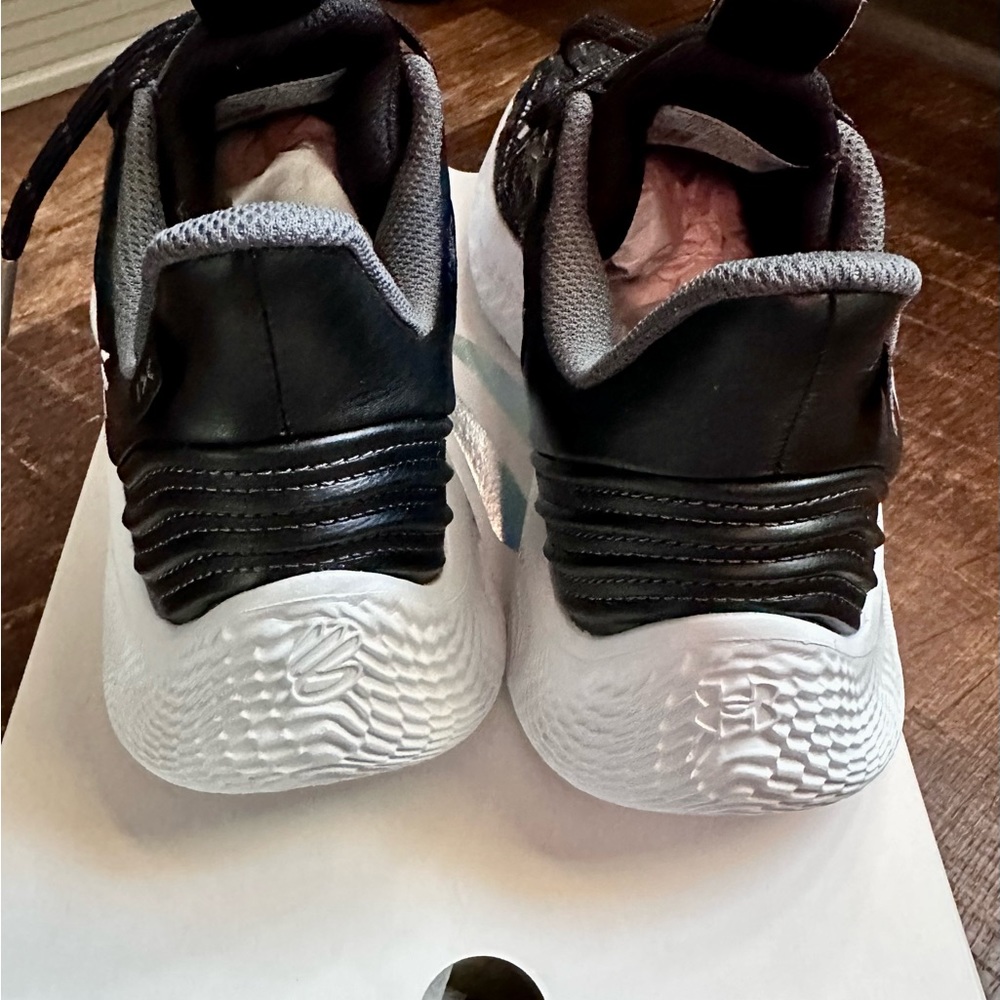🎆NIB-Youth 4 Curry Flow 9 NEW IN BOX - black/black/white (youth size 4) - Picture 10 of 10